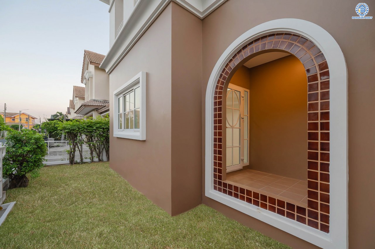 บ้านมือสองตกแต่งใหม่ โครงการ นราวดี  วงแหวน-พระราม5 เนื้อที่กว้าง 58.5 ตร.ว. พื้นที่ใช้สอย 157.3 ตร.ม. ฟังก์ชัน 4  ห้องนอน (ห้องนอนชั้นล่าง 1 ห้อง) 4 ห้องน้ำ 2 ที่จอดรถ บนทำเลติดถนนนครอินทร์ เดินทางง่าย เชื่อมต่อถนนกาญจนาภิเษก, ถนนนครอินทร์, ถนนราชพฤกษ์, ถนนพระราม5 ใกล้จุดขึ้นทางด่วน "ศรีรัช"